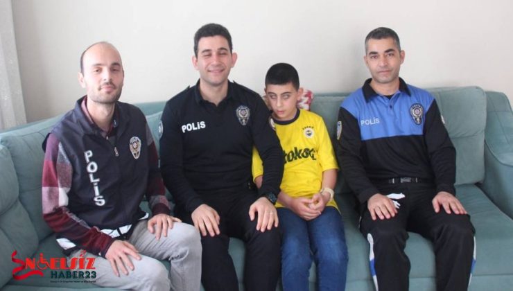 Polislerden görme engelli çocuğa forma sürprizi