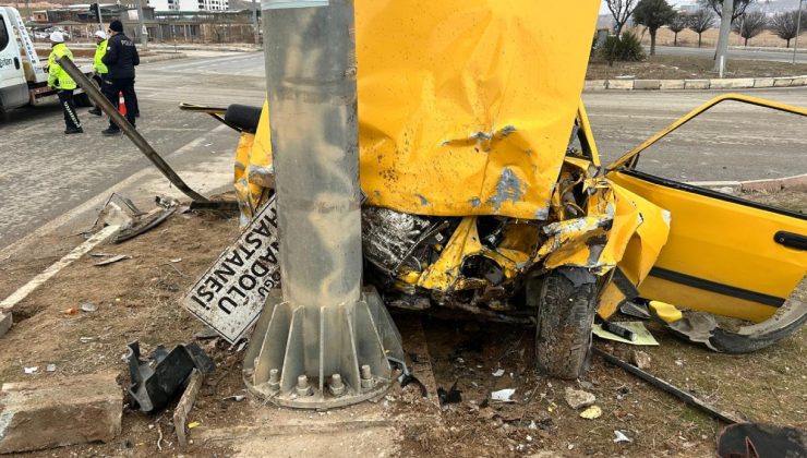 Kırmızı ışık ihlali yapan Tofaş kazaya davetiye çıkardı: 1’i ağır 3 yaralı