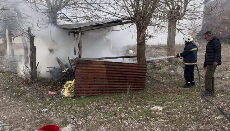 Odunlukta çıkan yangın evlere sıçramadan söndürüldü
