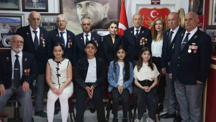 Elazığ’da öğrenciler, gazilerle bir araya gelerek şiirler okudu