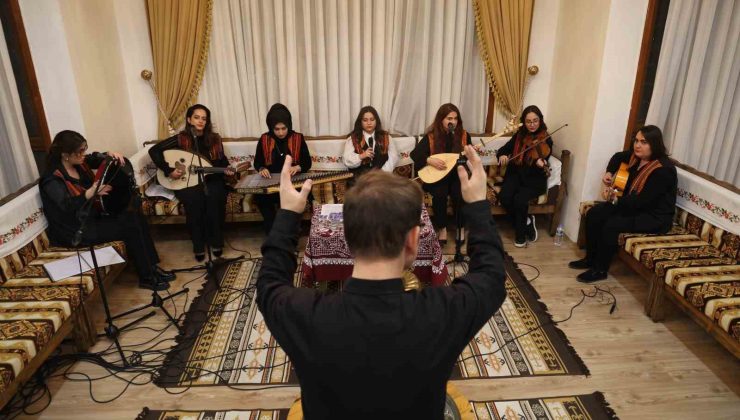 Kürsübaşı’na kadın eli değdi, izleyenler hayran kaldı
