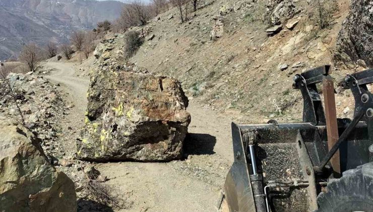 Elazığ’da yola düşen kaya parçaları kaldırıldı
