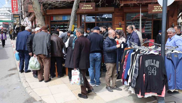 Elazığ’da kıyafetin 100 lira olduğunu duyan vatandaşlar buraya akın etti