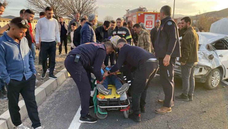 Elazığ’da karşı şeride geçen otomobil takla attı: 1 yaralı