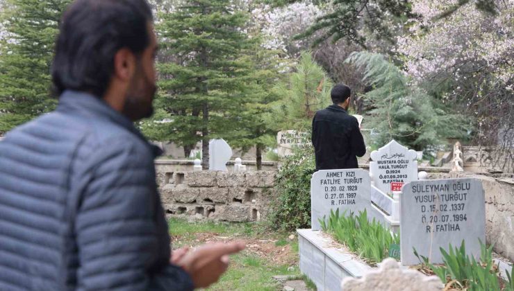 Elazığ’da mezarlıklarda yoğunluk