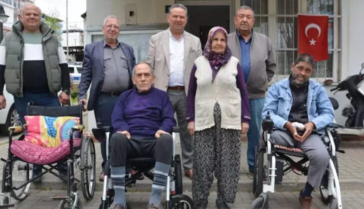 Mahalle Muhtarından Yürüme Engelli Bireylere Akülü Sandalye Desteği