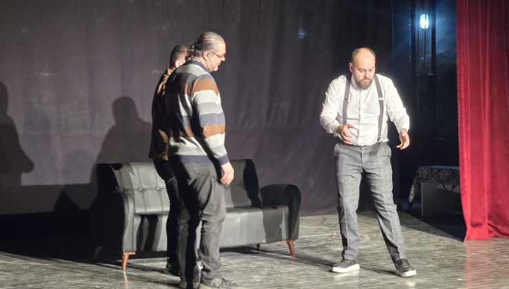 Davetsiz Misafir oyunu ve müzik şenliği seyirciyle buluştu