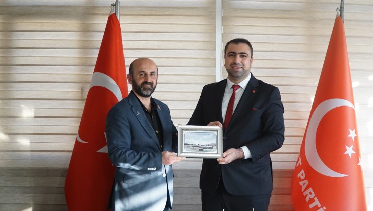 Saadet Partisi İl Başkanılığına atanan Yunus Emre Yüksel’e AGD(Anadolu Gençlik Derneği)’den hayırlı olsun ziyareti.