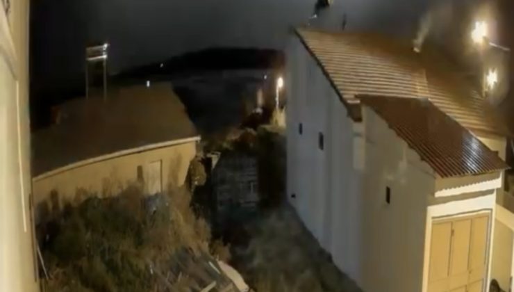 Elazığ’da şimşekler geceyi aydınlattı