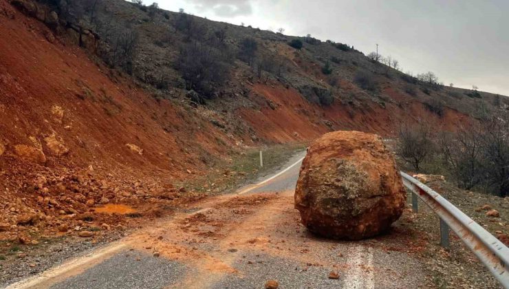 Kaya parçasının düştüğü yol ekipler tarafından temizlendi