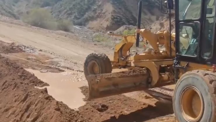 Elazığ’da heyelan nedeniyle zarar gören köy yollarının onarımı sürüyor