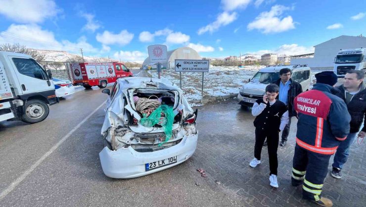 Kovancılar ‘da greyder ile otomobil çarpıştı: 1 yaralı
