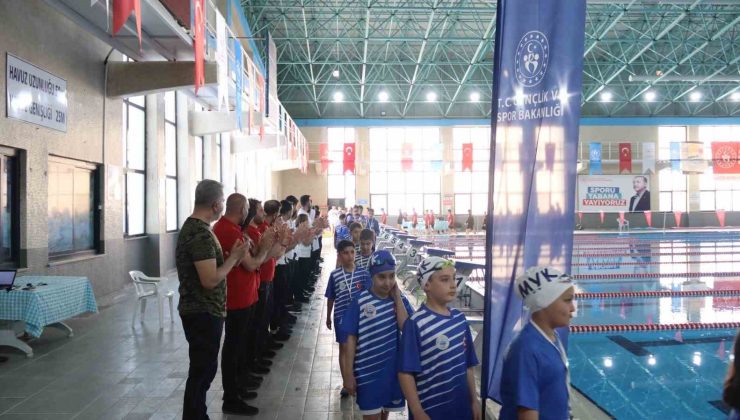 Yüzücüler Elazığ’da yarıştı
