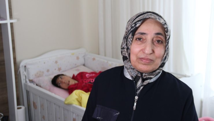 33 yıldır engelli kızına tek başına bakıyor