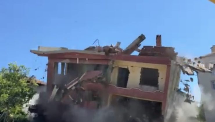 Elazığ’da ağır hasarlı yapıların yıkımları sürüyor