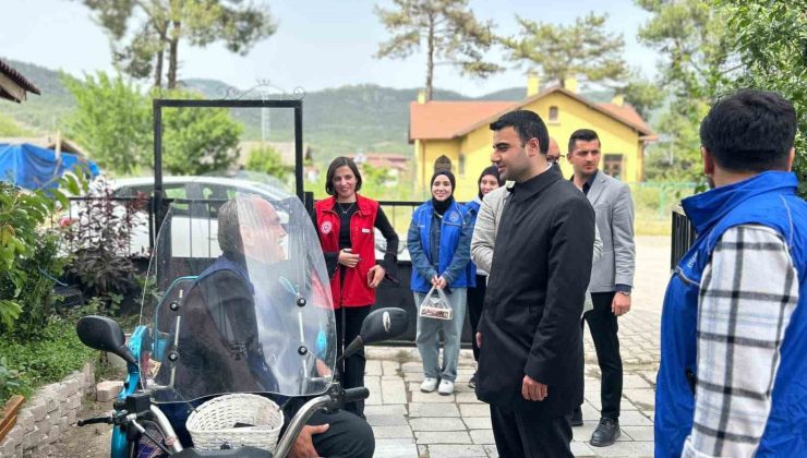 Kaymakam Kılıç, gönüllü gençlerle birlikte engelli vatandaşları evlerinde ziyaret etti