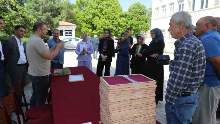 Elazığ’da üreticilere ipek böceği larvası dağıtıld