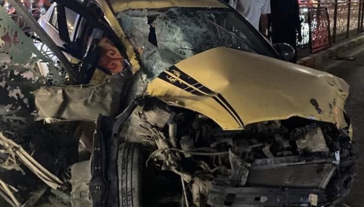 Elazığ’da otomobil refüjdeki bariyerlere çarptı: 1 yaralı