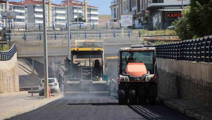 Elazığ’da asfaltlama çalışmaları sürüyor