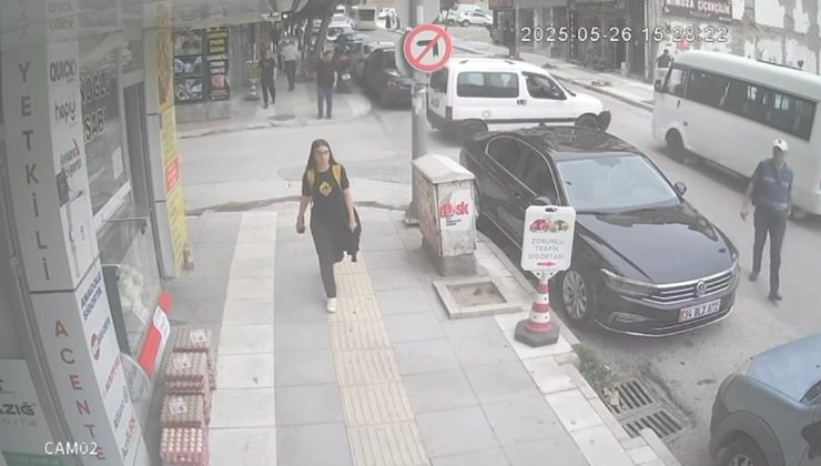 Elazığ’da hafif ticari araçla minibüs çarpıştı, kaza anı kamerada