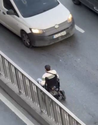 Engelli vatandaş tekerlekli sandalyeyle zor anları