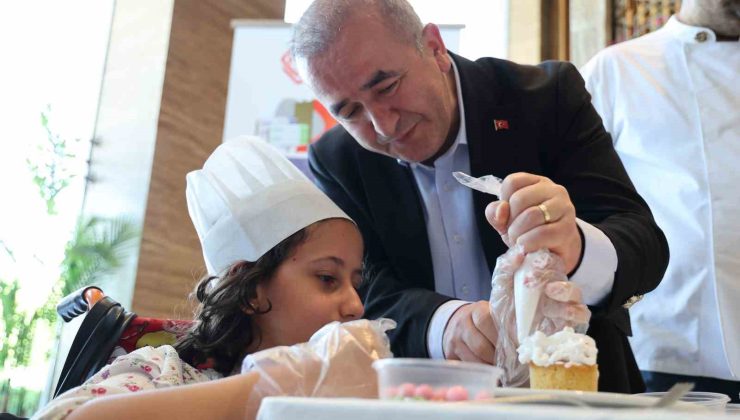 Down sendromlu bireyler pasta süsleme yarışmasında hünerlerini gösterdi