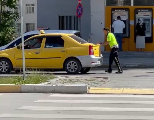 Bozulan aracın yardımına polis ekibi yetişti