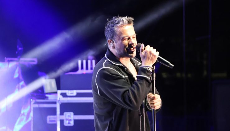 FIRAT ÜNİVERSİTESİ 50. YIL FESTİVALİ’NDE EMRE ALTUĞ RÜZGÂRI ESTİ