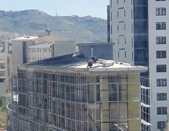 Çatıdaki tehlikeli çalışma kamerada