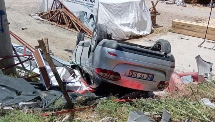 Elazığ’da otomobil şarampole devrildi: 2 yaralı