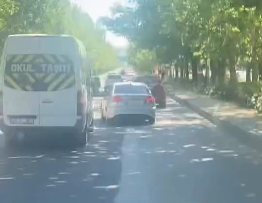 Elazığ’da makas atan sürücü kamerada