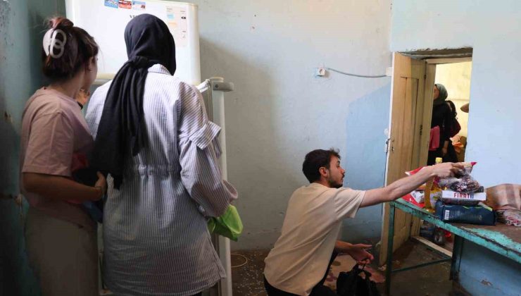 Yaşlı kadının evini temizleyip gıda yardımı yaptılar