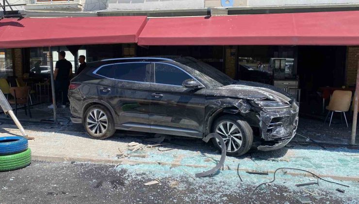 Elazığ’da otomobiller çarpıştı, faciadan dönüldü