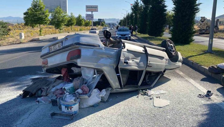 Beton mikseri ile çarpışan otomobil karşı şeride geçerek ters döndü: 4 yaralı
