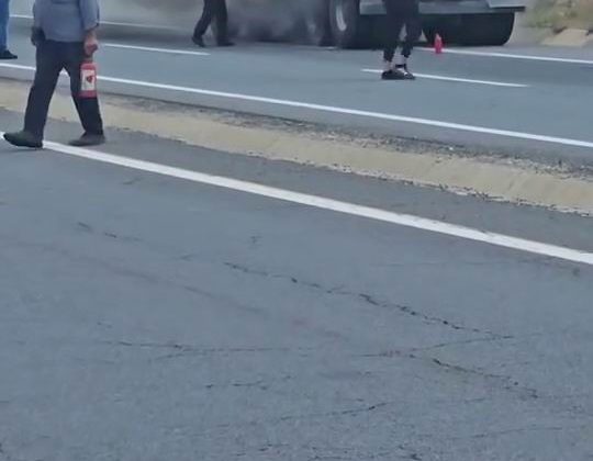 Elazığ’da seyir halindeki kamyon alev aldı