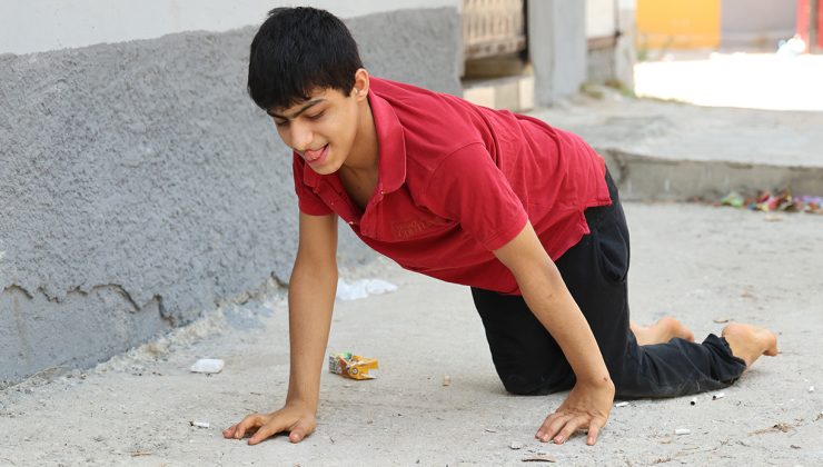 Enes’in tekerlekli sandalyesi çalındı şimdi emekleyerek geziyor