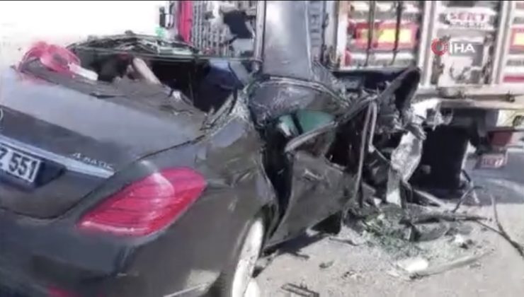 Otomobil, lastiği patlayan tıra arkadan çarptı: 2 ölü, 1 yaralı