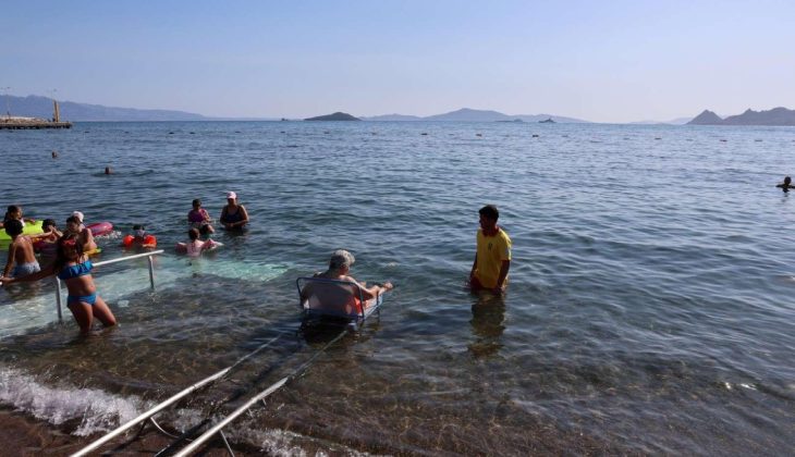 Engelliler için Halk Plajına Denize Erişilebilir Raylı Sistem Kuruldu
