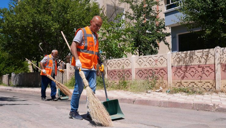 KENTİN DÖRT BİR YANINDA TEMİZLİK ÇALIŞMASINA DEVAM EDİYOR