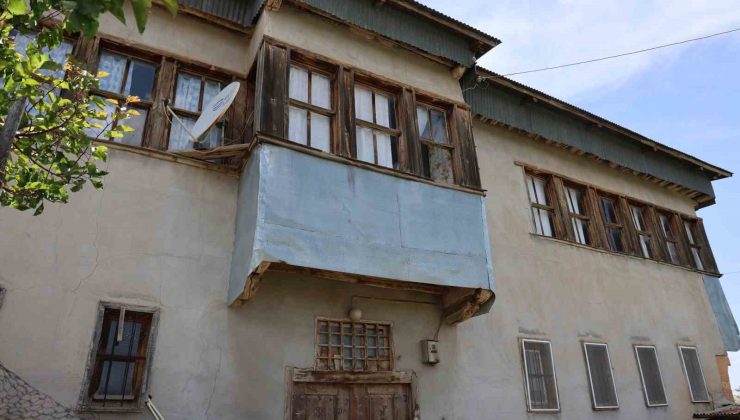 Elazığ’daki ’Kırk kapılı konak