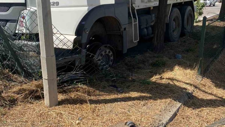 Elazığ’da lastiği patlayan kamyon
