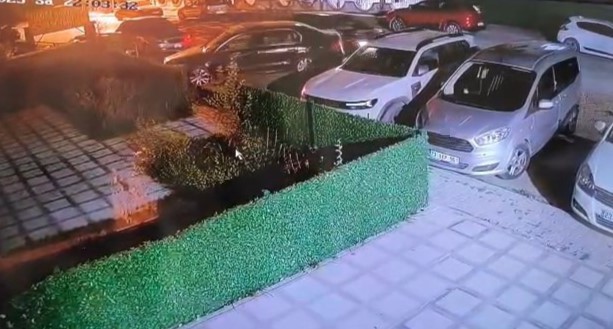 Park halindeki otomobile çarpıp kaçtı