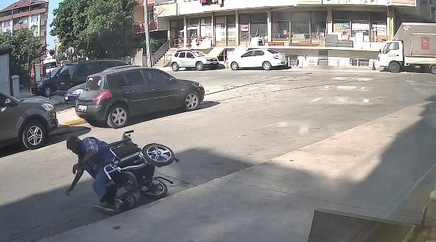 Akülü arabasıyla kaldırımdan düşen engelli vatandaşın yardımına esnaf koştu