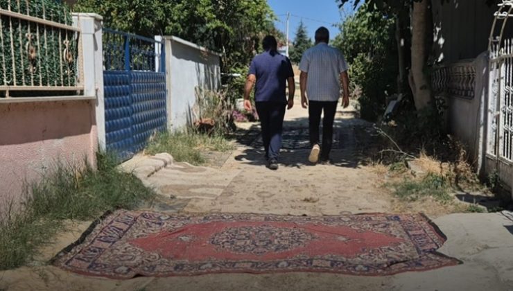 Belediye Yol Yapmayınca Vatandaş Sokağa Halı Serdi