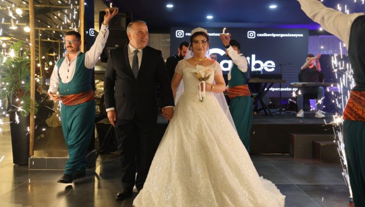 Liseli sınıf arkadaşları 34 yıl sonra karşılaştı, görüşme düğünle sonuçlandı