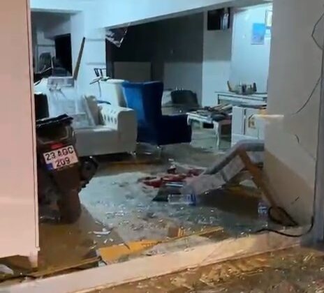 Motosiklet mobilya mağazasına girdi: 1 yaralı