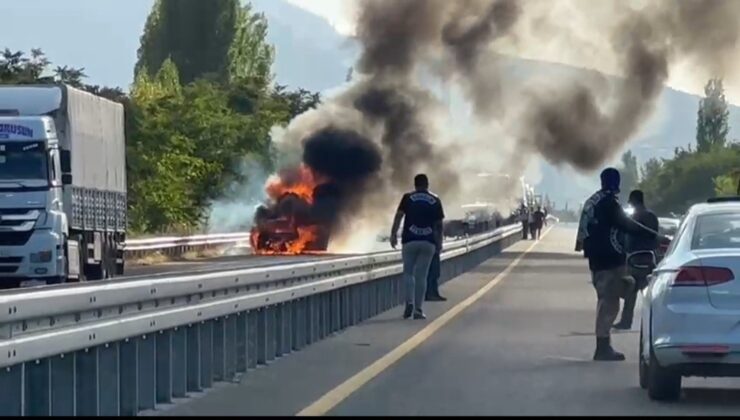 Elazığ’da seyir halindeki otomobil alev aldı