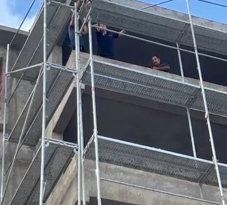 Binadan atlamak isteyen şahsı, itfaiye ekipleri ikna etti