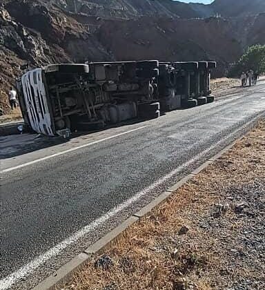 Elazığ’da virajı alamayan tır, devrildi
