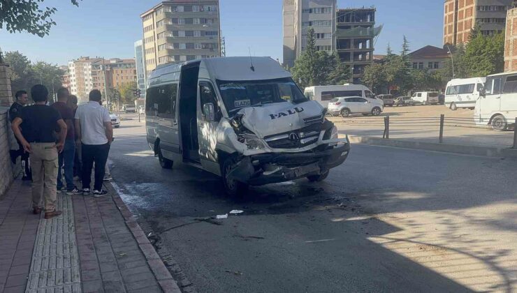 Elazığ’da minibüs otobüse çarptı: 8 yaralı